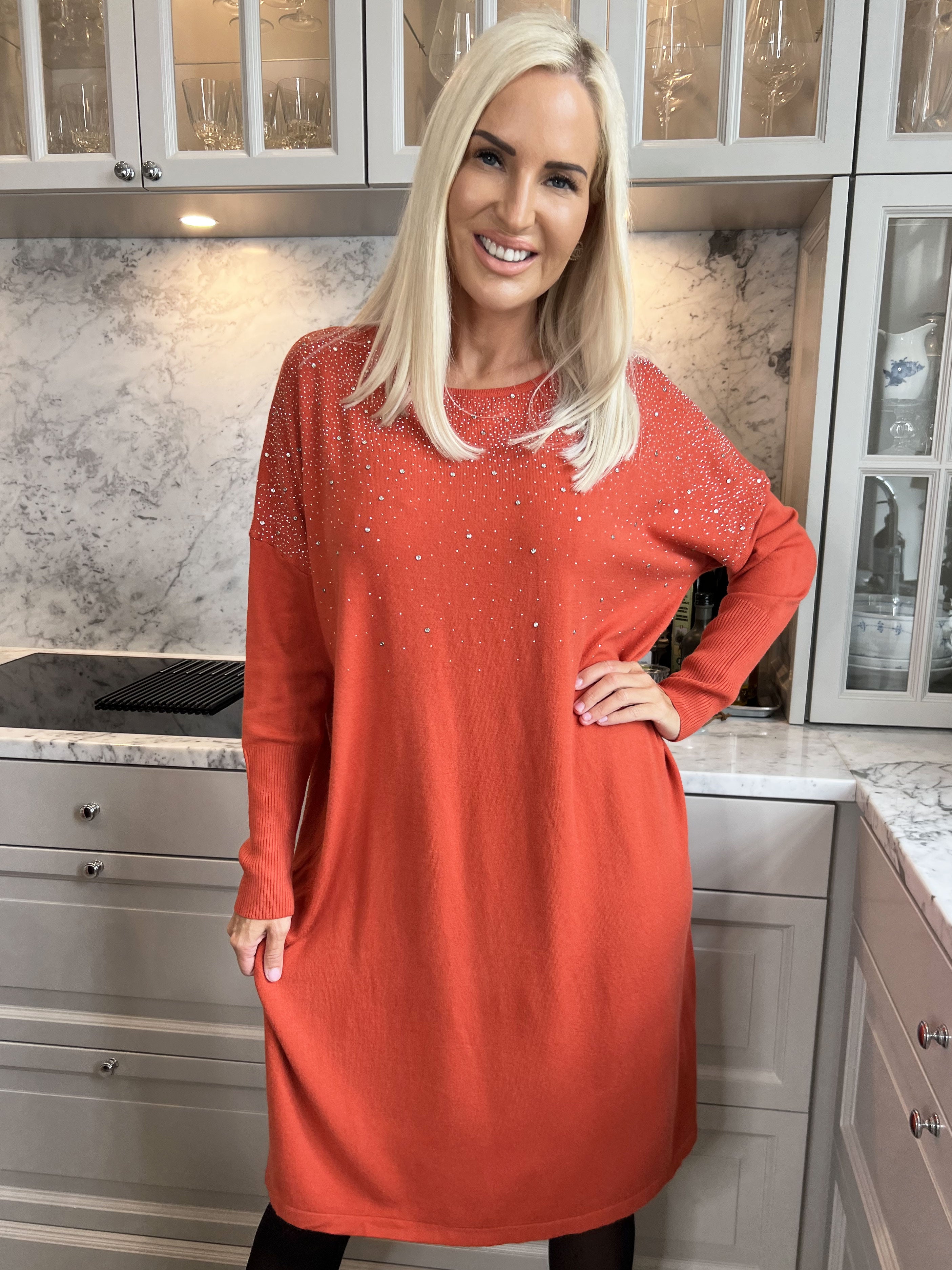 Yasha - Blød strikkjole i strækbart stof pyntet med similisten